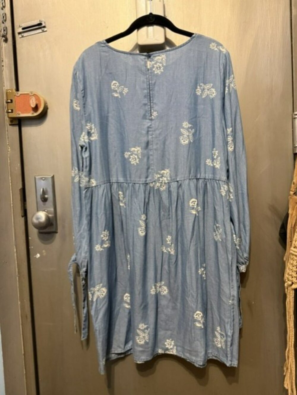 Blue chambray Old Navy white floral print shift mini dress and tie-detail sleeve - Picture 12 of 16